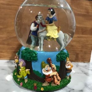 3 Disney snowglobes